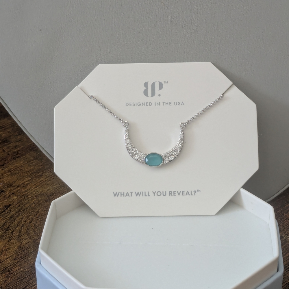 Elegant Silver Necklace with Blue Gemstone